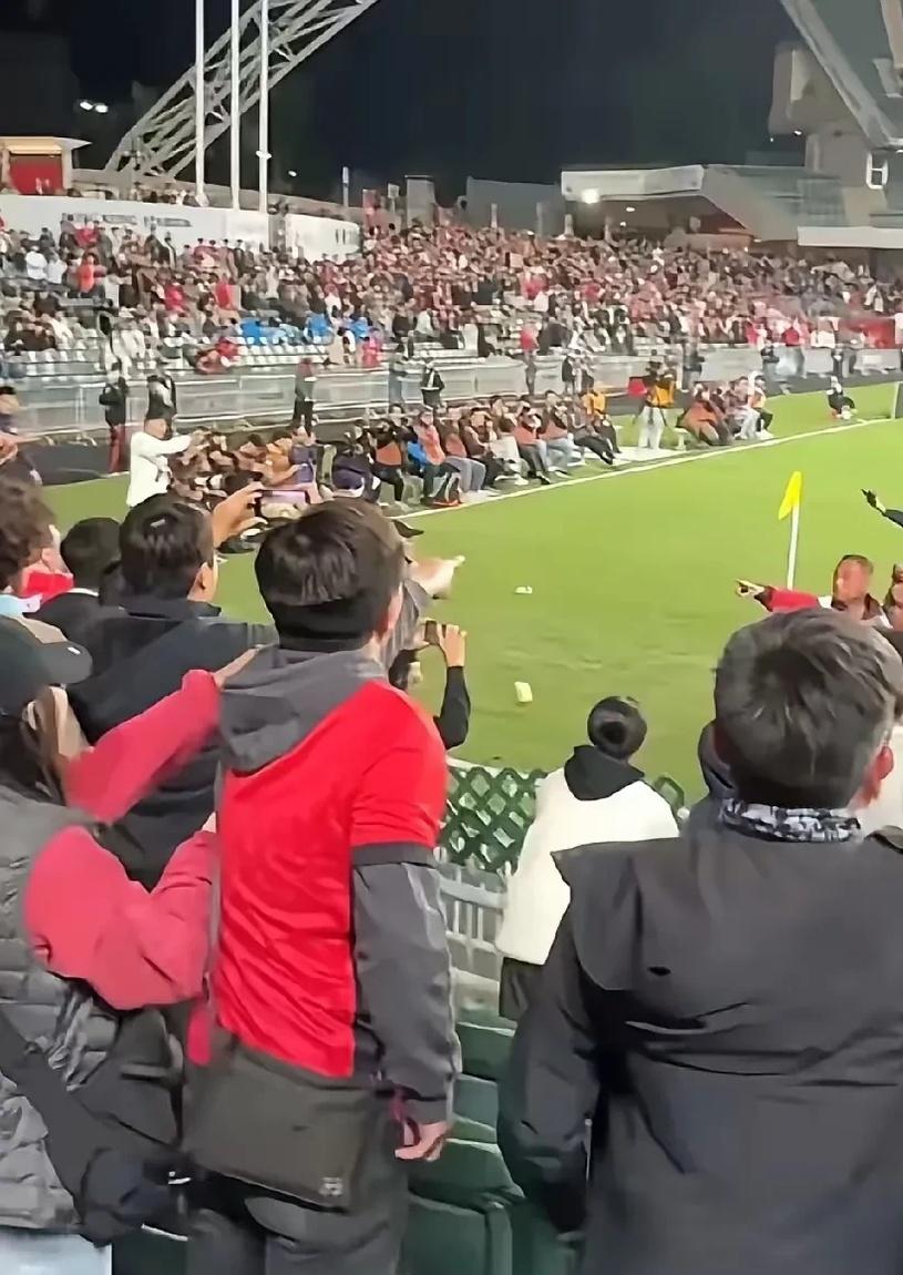 包含现场气氛:场馆座无虚席,球迷热情高涨!的词条 包含现场气氛:场馆座无虚席,球迷热情高涨!的词条