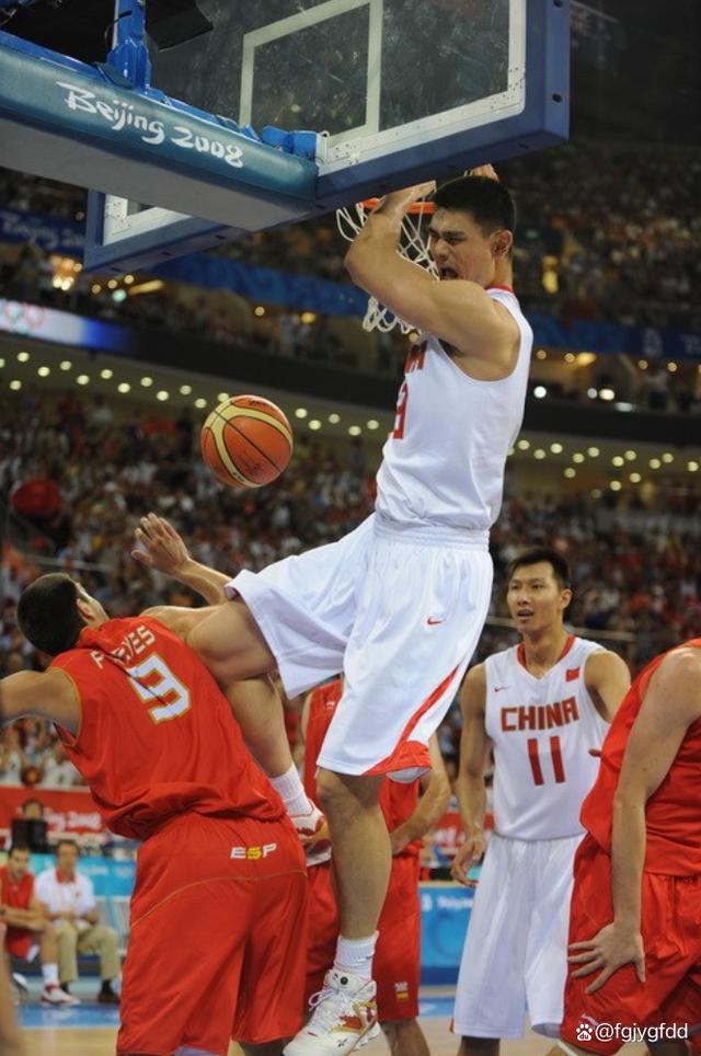 球场风采：运动员在比赛中的精彩表现