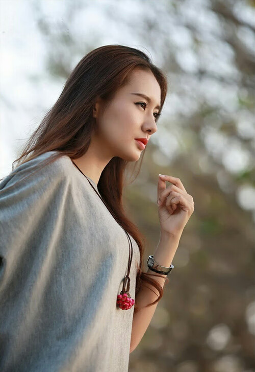 意大利骑手多米安·米歇尔斯在2024年巴黎奥运会盛装舞步比赛中获得第六名，展现坚韧精神。