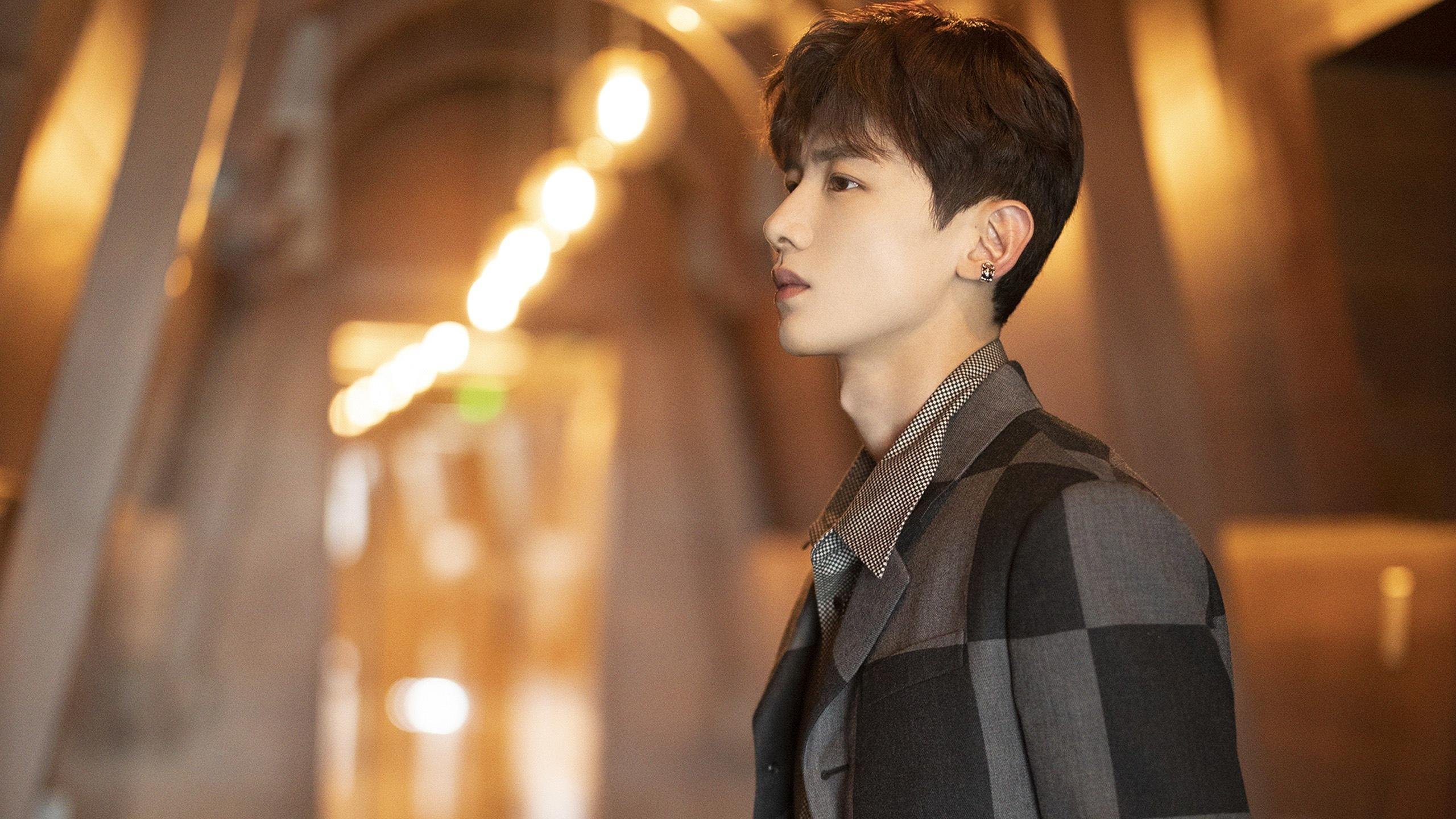 足球比赛精彩对决,球员拼尽全力争取胜利,足球比赛经典