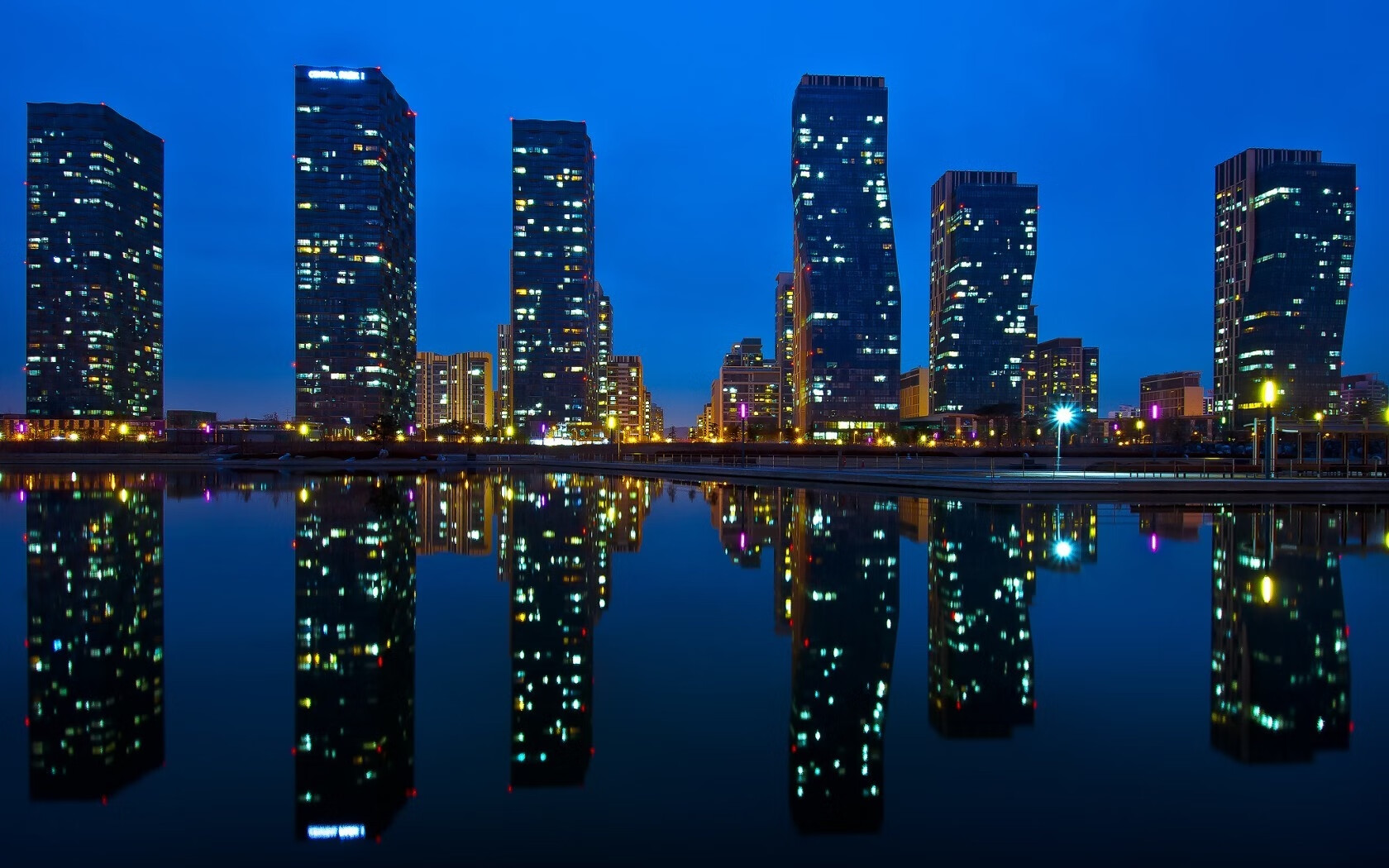 英超激烈争夺，豪门奋力追赶前列